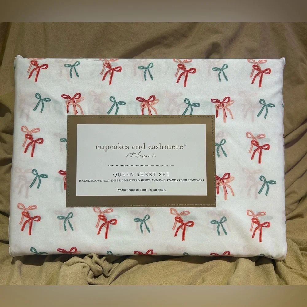 CUPCAKES AND CASHMERE Red And Green Striped Bows 4 Piece Queen Sheet Set